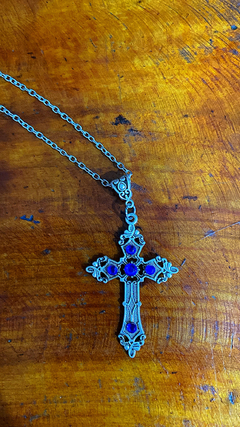 CORDÃO CRUCIFIXO PEDRA AZUL na internet