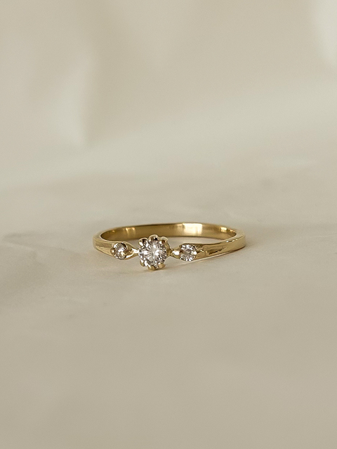 Anel Agnes com 3 diamantes e 6 garras