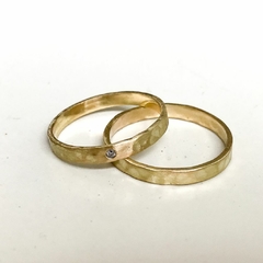 Par de Alianças Marteladas 2,5mm + Diamante - comprar online