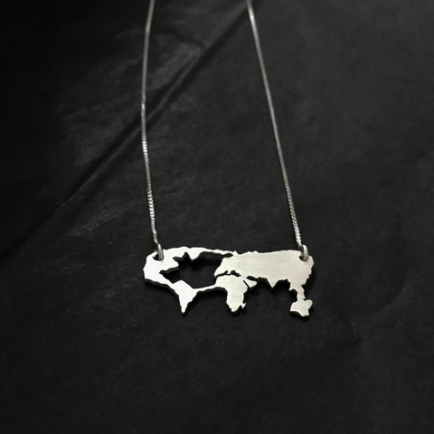 Colar Mapa Mundi Ouro branco