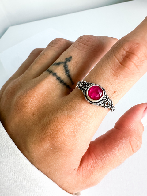 Anel Indiano prata 925 com pedra natural Rubi
