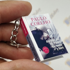 Llavero, A orillas del río Piedra me senté y lloré, Paulo Coelho, 1 Pieza - comprar en línea