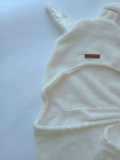 Imagen de Manta de polar soft con capucha