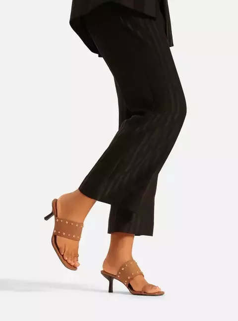 Sandália Arezzo Marrom Acamurçada Salto Kitten Rebites