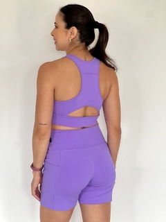 Bermuda com bolso lavanda na internet
