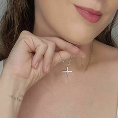 Colar Crucifixo Cravejado Zircônias Banho de Ródio Branco - loja online