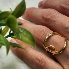 Anel Feminino Folheado A Ouro 18k Com Elos Entrelaçados Liso na internet