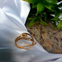 Anel Feminino Folheado A Ouro 18k Com Elos Entrelaçados Liso - comprar online