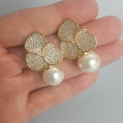 Brinco Perola e Flor com Zircônia Cravejado Banhado A Ouro 18k na internet