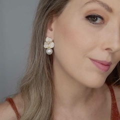 Brinco Perola e Flor com Zircônia Cravejado Banhado A Ouro 18k - loja online