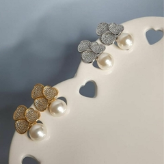Imagem do Brinco Perola e Flor com Zircônia Cravejado Banhado A Ouro 18k