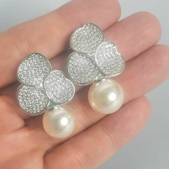 Brinco de Pérola e Flor Folheado em Ouro Branco com Zirconia na internet