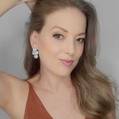 Brinco de Pérola e Flor Folheado em Ouro Branco com Zirconia - comprar online