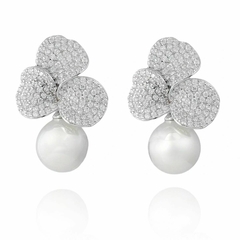 Brinco de Pérola e Flor Folheado em Ouro Branco com Zirconia