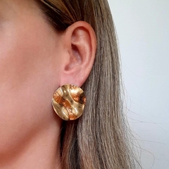 Brinco Feminino Dourado Folheado A Ouro 18k Redondo Martelado na internet