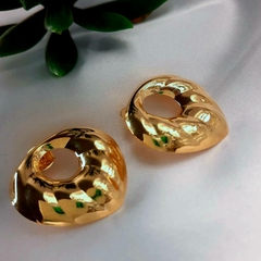 Brinco Feminino Gota Vazada Com Estampa Banhado a Ouro 18k na internet