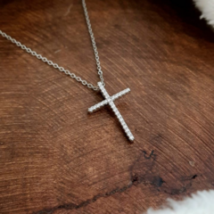 Colar Crucifixo Cravejado Zircônias Banho de Ródio Branco - ZIARO 
