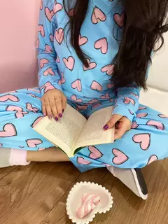 PIJAMA CLARA AZUL COM CORAÇÃO ROSA