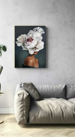 Quadro Decorativo Mulher Flor Branca Fundo Preto - comprar online