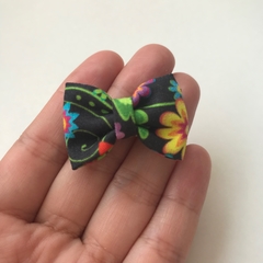 MINI LAÇO GRAVATINHA RN - Floral Colorido fd Preto