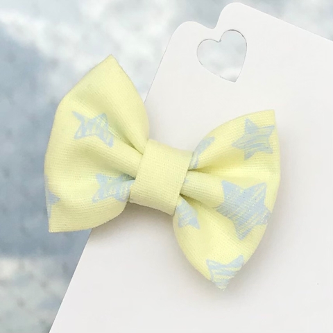 Laço gravatinha de tecido(5cm) Estrelas amarelo bb