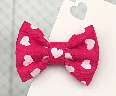 Laço gravatinha de tecido (5cm) - Corações fd Pink