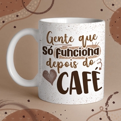 Caneca de Cerâmica "Gente que só funciona depois do café" - comprar online