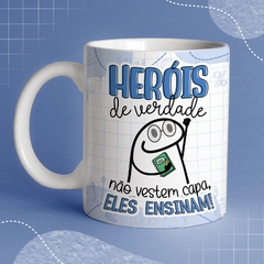 Caneca de Cerâmica flork "Heróis de verdade não vestem capa, eles ensinam!" - comprar online
