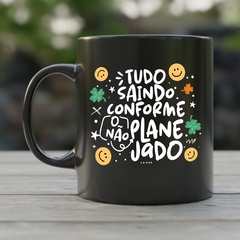 Caneca de Cerâmica "Tudo saindo conforme o não planejado" - comprar online