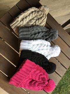 Touca pompom branca - comprar online
