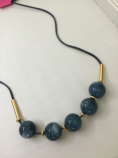 Colar esferas em azul - comprar online