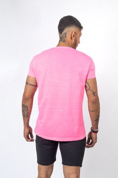 CAMISETA ESTONADA ROSA NEON na internet