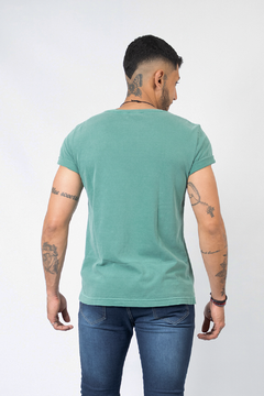 CAMISETA ESTONADA VERDE MUSGO na internet