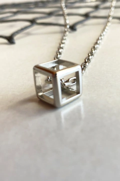COLAR CORRENTE CUBO 3D PRATEADO - Estilo Ráfia