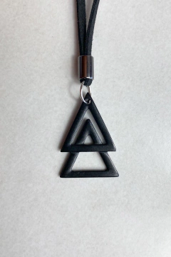 COLAR TRIÂNGULO DUPLO PRETO na internet