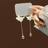 Flor blanca con cristal, poste de plata .925