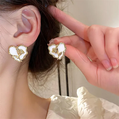 Aretes corazón blanco con rosa, poste de plata .925