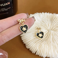 Aretes corazón negro y moño dorado, poste de plata .925 - comprar en línea