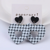 Aretes corazón blanco con negro acrílico