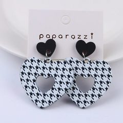 Aretes corazón blanco con negro acrílico