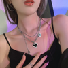 Collar corazón negro capas