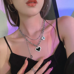 Collar corazón negro capas