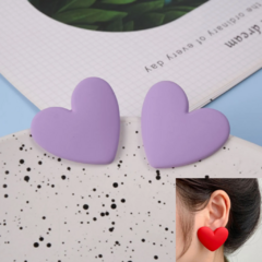 Corazón lila aretes