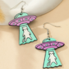 Aretes nave extraterrestre y gato