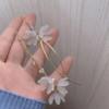Flor blanca largos asimétricos, gancho de plata .925