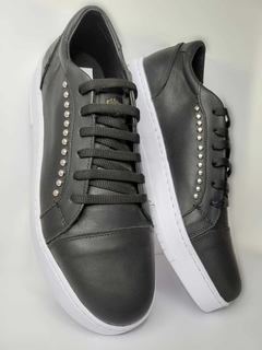 Modelo Sitges negras con tachas - Siamo Leoni
