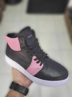 Modelo Roterdam negro con rosa