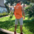 camiseta-sem-manga-com-capuz-fitness-laranja
