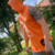 camiseta-sem-manga-com-capuz-fitness-laranja