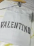 Camiseta Valentino estampa brilhante prateado na internet